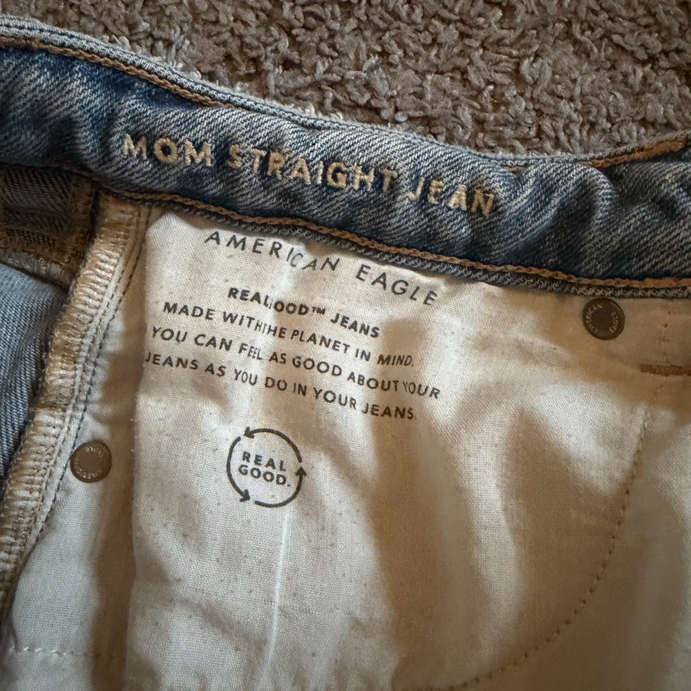 American Eagle Outfitters Light Blue Distressed Mom Jeans - Picture 4 of 4